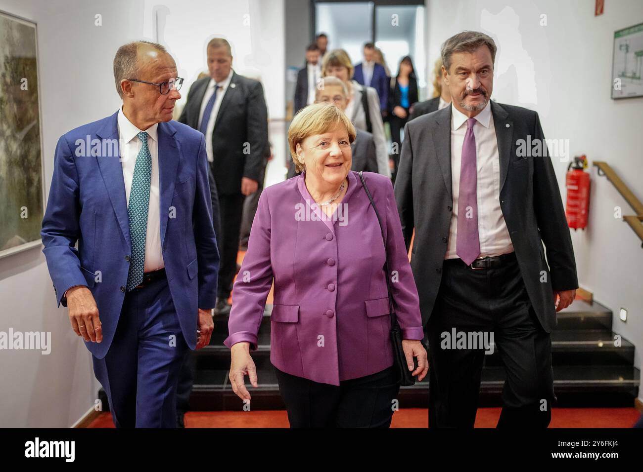 Berlin, Deutschland. September 2024. Angela Merkel (CDU) wird von Friedrich Merz (l), CDU-Bundesvorsitzender und Fraktionsvorsitzender der Union, und Markus Söder, CSU-Vorsitzender und Ministerpräsident Bayerns, zu einer besonderen Berliner Diskussion anlässlich des 70. Geburtstages des ehemaligen Bundeskanzlers empfangen. Quelle: Kay Nietfeld/dpa/Alamy Live News Stockfoto