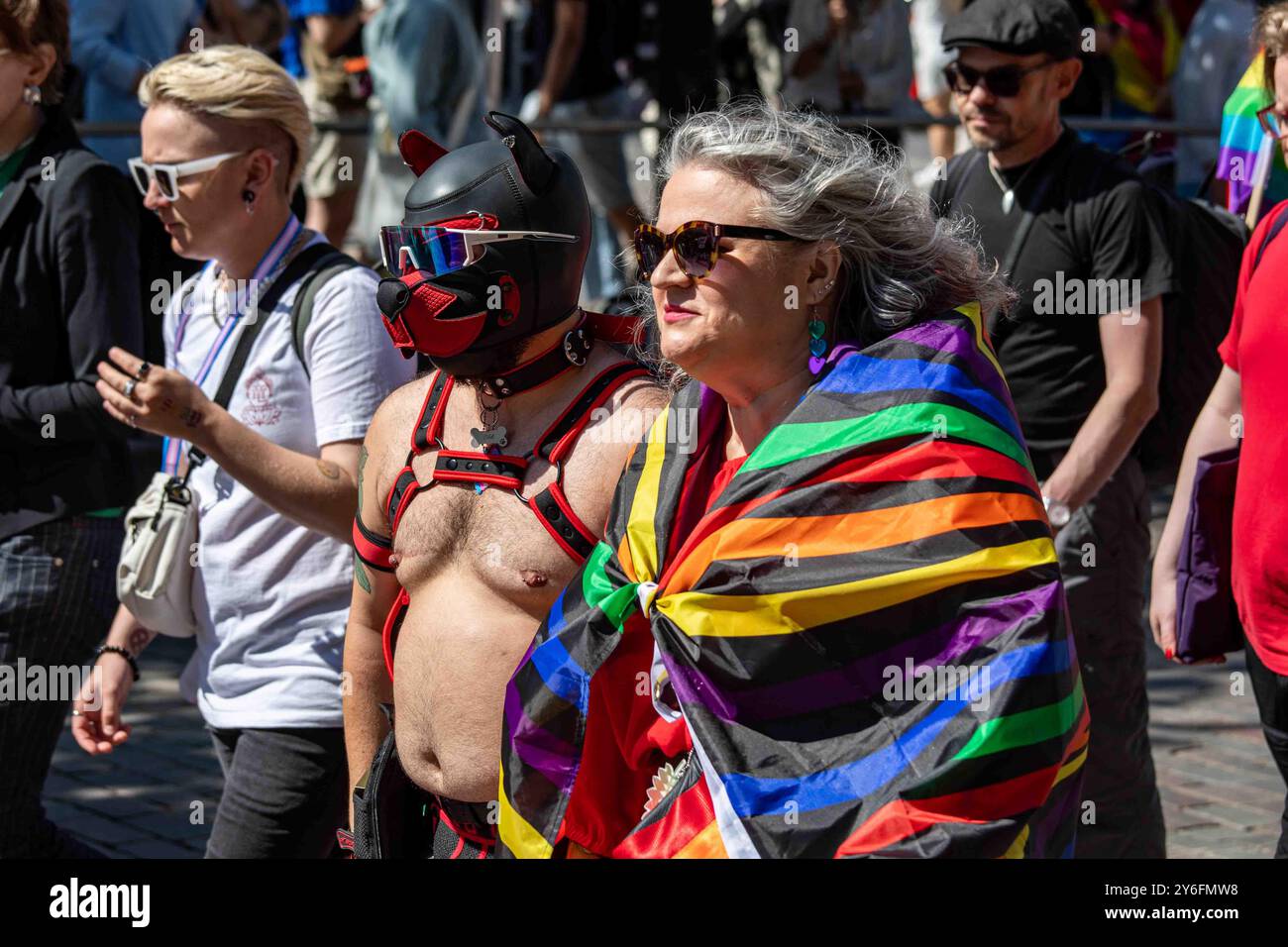 Mann mit Hündchenhaube oder Hündchenmaske bei der Helsinki Pride 2024 Parade auf der Mannerheimintie in Helsinki, Finnland Stockfoto