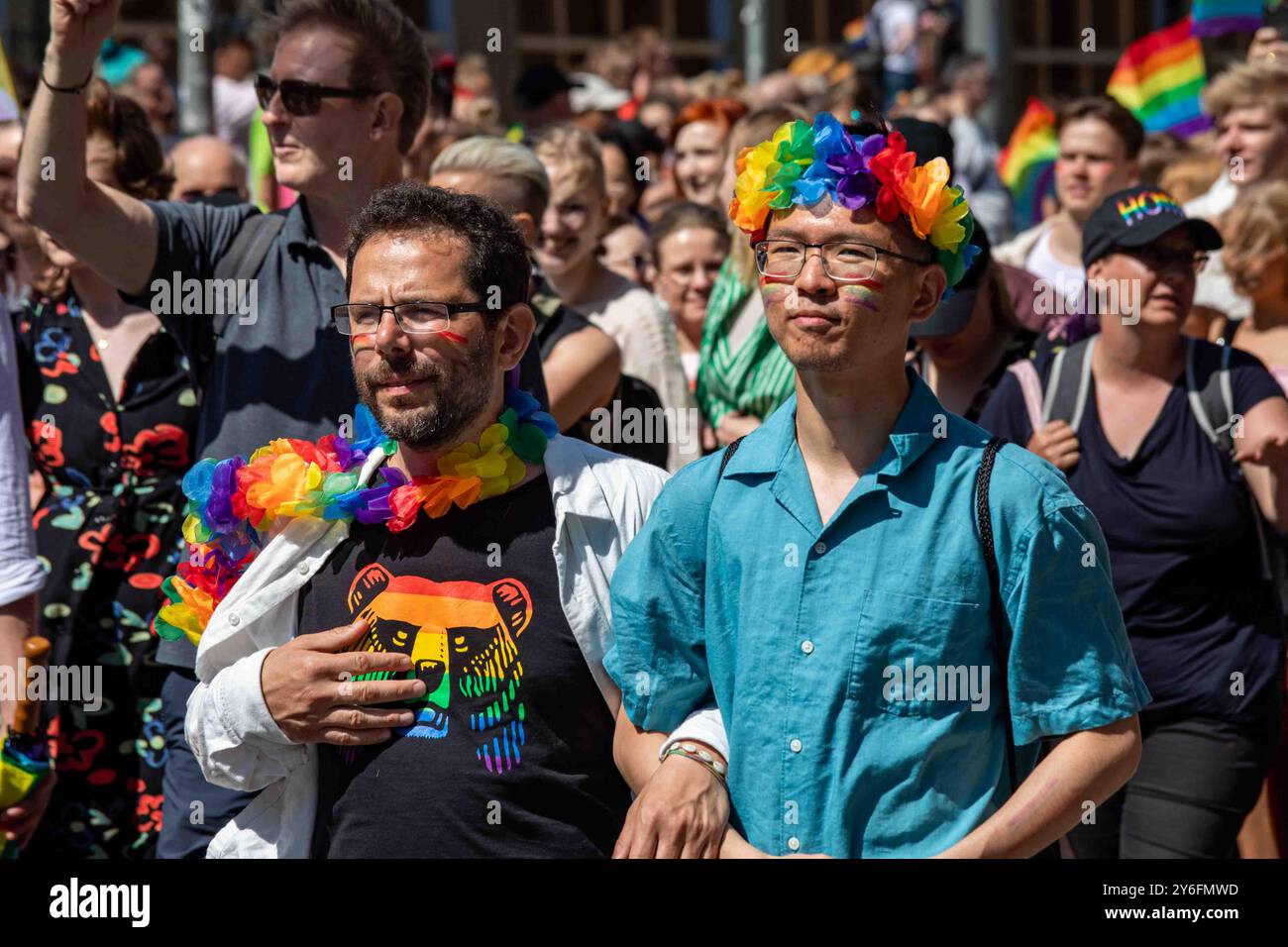 Männliches Paar, das bei der Helsinki Pride 2024 Parade auf der Mannerheimintie in Helsinki, Finnland, Hand hält Stockfoto