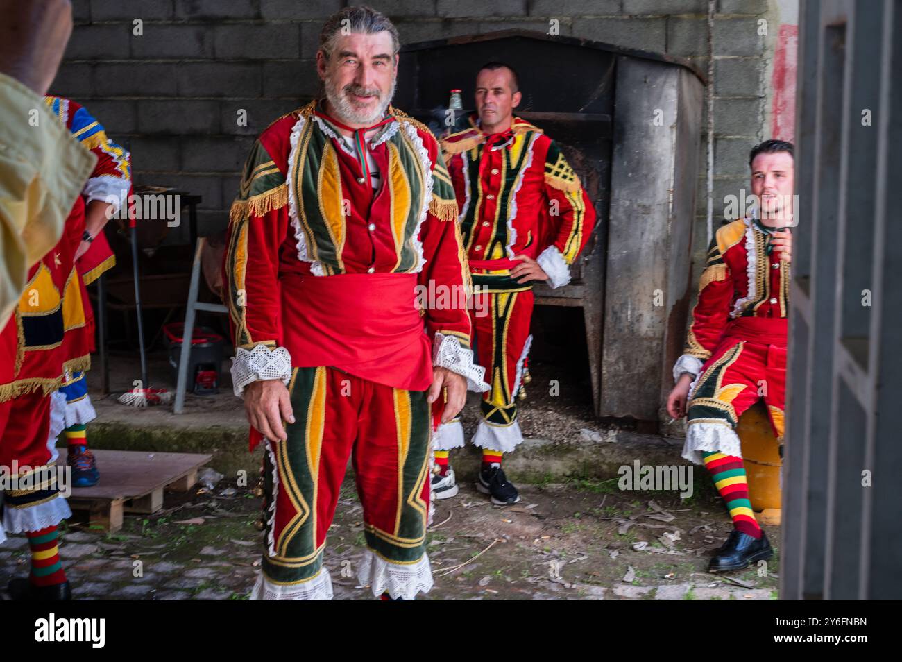 Das traditionelle Mittagessen beim Festival des Heiligen Johannes von Sobrado, auch bekannt als Bugiada und Mouriscada de Sobrado, findet in Form eines Kampfes zwischen den beiden statt Stockfoto