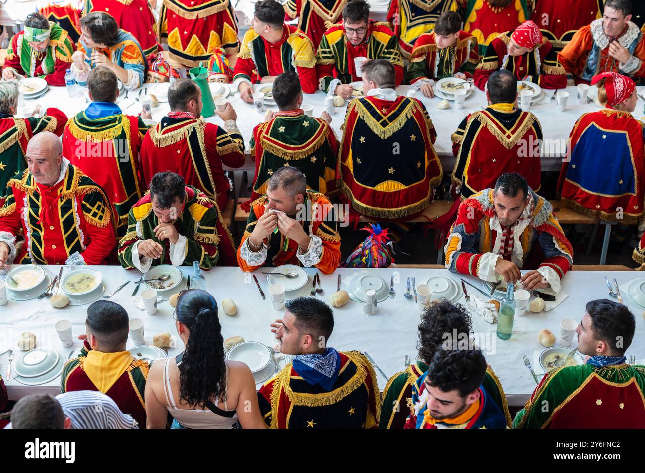 Das traditionelle Mittagessen beim Festival des Heiligen Johannes von Sobrado, auch bekannt als Bugiada und Mouriscada de Sobrado, findet in Form eines Kampfes zwischen den beiden statt Stockfoto