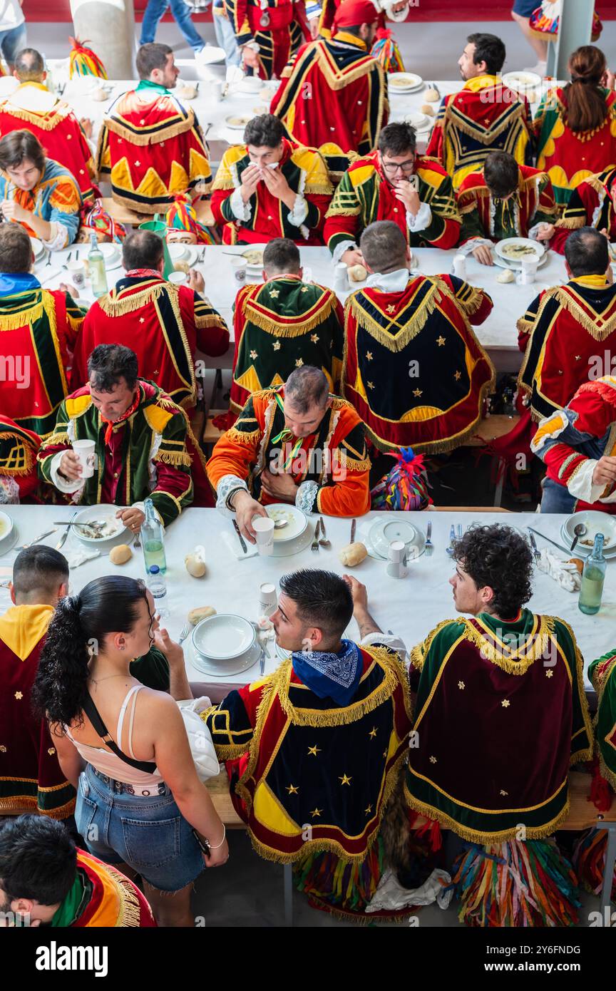 Das traditionelle Mittagessen beim Festival des Heiligen Johannes von Sobrado, auch bekannt als Bugiada und Mouriscada de Sobrado, findet in Form eines Kampfes zwischen den beiden statt Stockfoto