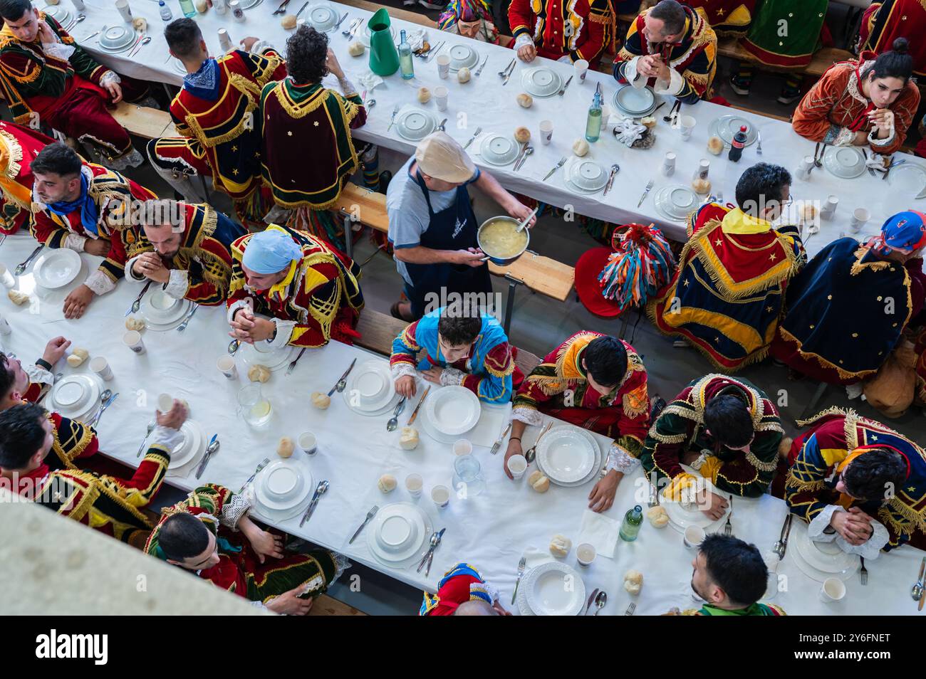 Das traditionelle Mittagessen beim Festival des Heiligen Johannes von Sobrado, auch bekannt als Bugiada und Mouriscada de Sobrado, findet in Form eines Kampfes zwischen den beiden statt Stockfoto