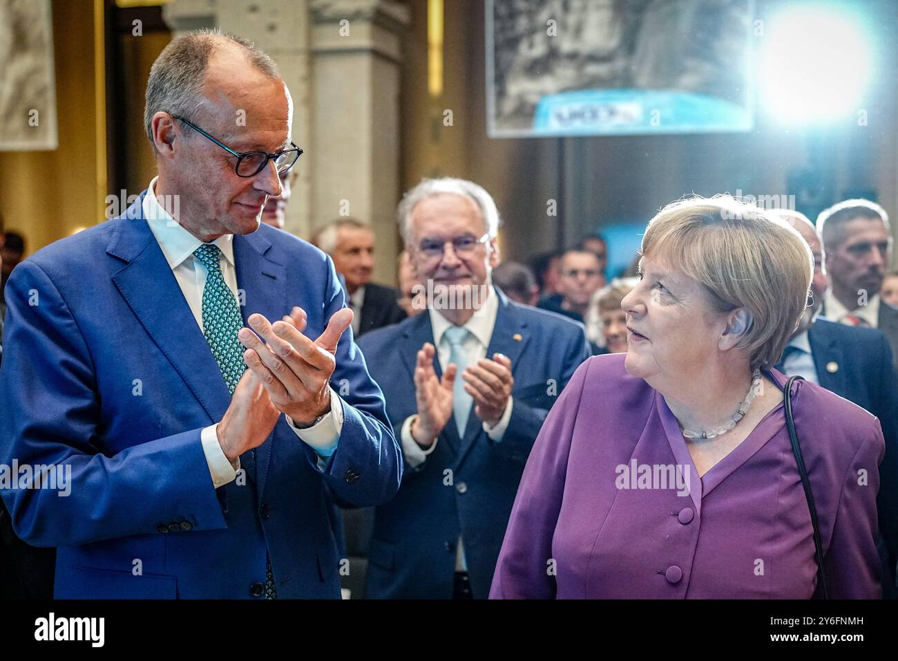 Berlin, Deutschland. September 2024. Angela Merkel und Friedrich Merz, Bundesvorsitzende der CDU und Fraktionsvorsitzender der CDU, nehmen anlässlich des 70. Geburtstages der ehemaligen Bundeskanzlerin an einer Sonderdiskussion in Berlin Teil. Quelle: Kay Nietfeld/dpa/Alamy Live News Stockfoto
