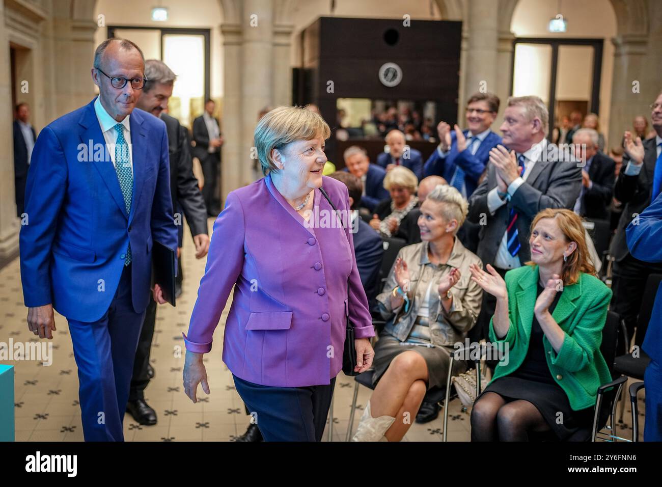 Berlin, Deutschland. September 2024. Angela Merkel und Friedrich Merz, Bundesvorsitzende der CDU und Fraktionsvorsitzender der CDU, nehmen anlässlich des 70. Geburtstages der ehemaligen Bundeskanzlerin an einer Sonderdiskussion in Berlin Teil. Quelle: Kay Nietfeld/dpa/Alamy Live News Stockfoto