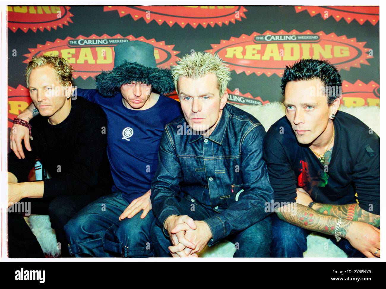 DIE KULTBAND, READING FESTIVAL, 2001. Die legendäre britische Rockband The Cult (L-R Matt Sorum, Ian Astbury, Billy Duffy, Martyn LeNoble) am 26. August 2001 beim Reading Festival in Reading, UK. Foto: Rob Watkins. INFO: The Cult ist eine britische Rockband, die 1983 gegründet wurde und für ihre Mischung aus Post-Punk, Hard Rock und Gothic-Einflüssen bekannt ist. Unter der Leitung von Sänger Ian Astbury und Gitarrist Billy Duffy erlangten ihre Hits wie She Sells Sanctuary und Fire Woman große Anerkennung. Stockfoto