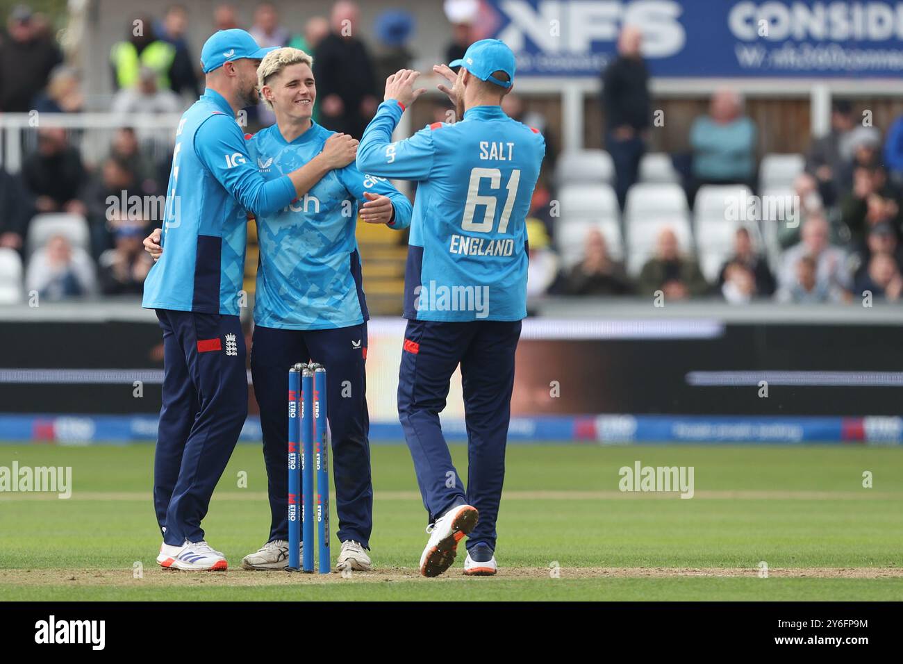 Der Engländer Jacob Bethell (c) feiert am Dienstag, den 24. September 2024, im Seat Unique Riverside, Chester le Street, den Durchbruch des australischen Cameron Green beim One Day Series-Spiel der Metro Bank zwischen England und Australien. (Foto: Mark Fletcher | MI News) Credit: MI News & Sport /Alamy Live News Stockfoto