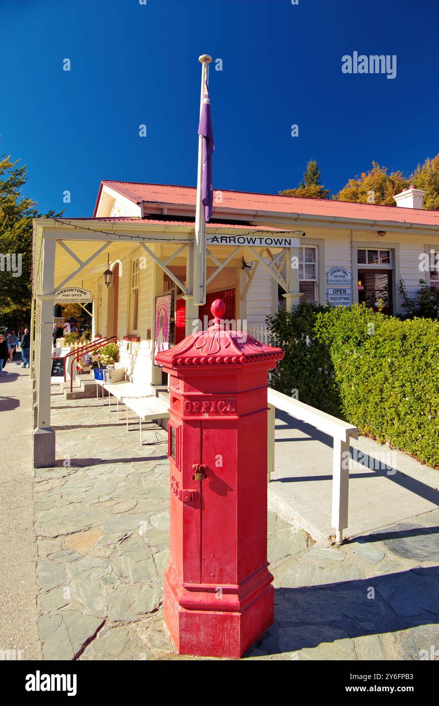 Arrowtown, Otago, Südinsel, Neuseeland - Roter sechseckiger Penfold-Säulenkasten vor dem Postamt der historischen Goldminenstadt Stockfoto