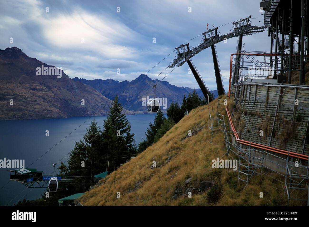 Skyline Queenstown Gondel, Südinsel, Neuseeland - Seilbahnen, die von der Spitze des Berges mit Blick auf den Lake Wakatipu absteigen Stockfoto
