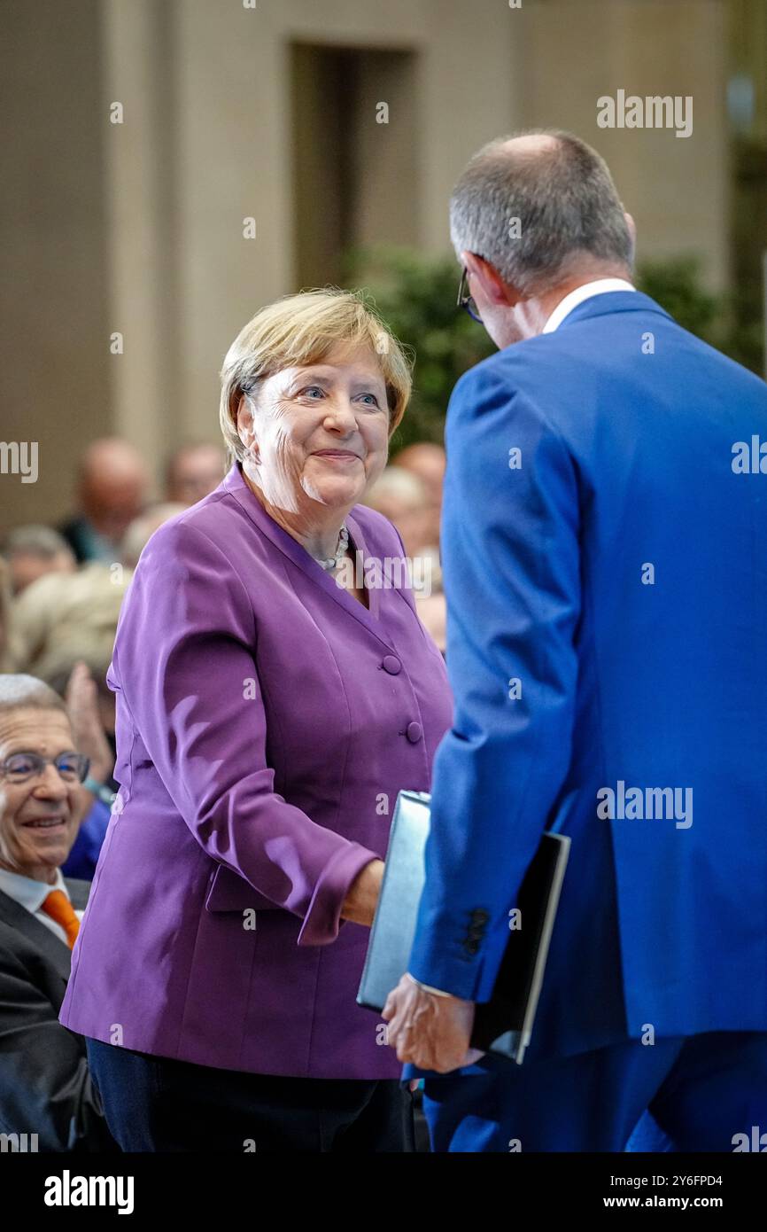 Berlin, Deutschland. September 2024. Angela Merkel schüttelt bei der Berliner Sonderdiskussion zum 70. Geburtstag des ehemaligen Bundeskanzlers Friedrich Merz, Bundesvorsitzender der CDU und Fraktionsvorsitzender der CDU/CSU. Quelle: Kay Nietfeld/dpa/Alamy Live News Stockfoto