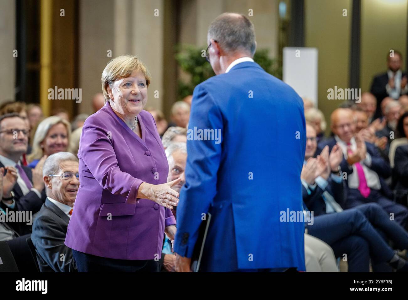Berlin, Deutschland. September 2024. Angela Merkel schüttelt bei der Berliner Sonderdiskussion zum 70. Geburtstag des ehemaligen Bundeskanzlers Friedrich Merz, Bundesvorsitzender der CDU und Fraktionsvorsitzender der CDU/CSU. Quelle: Kay Nietfeld/dpa/Alamy Live News Stockfoto