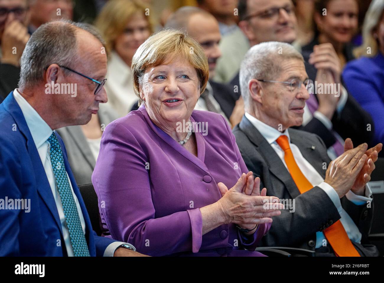 Berlin, Deutschland. September 2024. Angela Merkel (CDU), Friedrich Merz (l), CDU-Bundesvorsitzender und CDU-Fraktionsvorsitzender sowie Joachim sauer nehmen an der Berliner Sonderdiskussion zum 70. Geburtstag des ehemaligen Bundeskanzlers Teil. Quelle: Kay Nietfeld/dpa/Alamy Live News Stockfoto