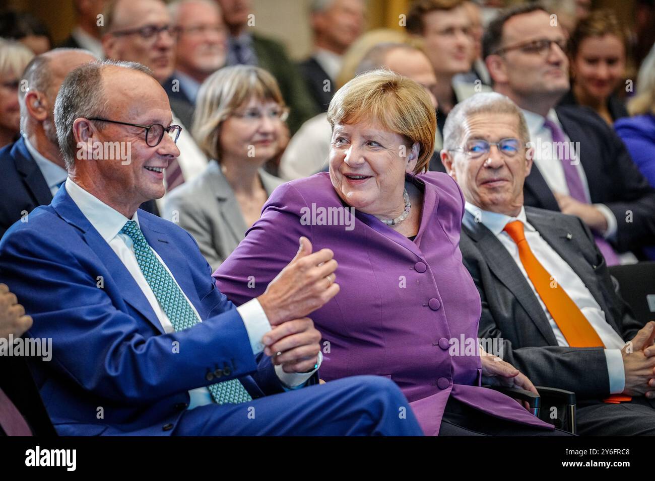 Berlin, Deutschland. September 2024. Angela Merkel (CDU), Friedrich Merz (l), CDU-Bundesvorsitzender und CDU-Fraktionsvorsitzender sowie Joachim sauer nehmen an der Berliner Sonderdiskussion zum 70. Geburtstag des ehemaligen Bundeskanzlers Teil. Quelle: Kay Nietfeld/dpa/Alamy Live News Stockfoto