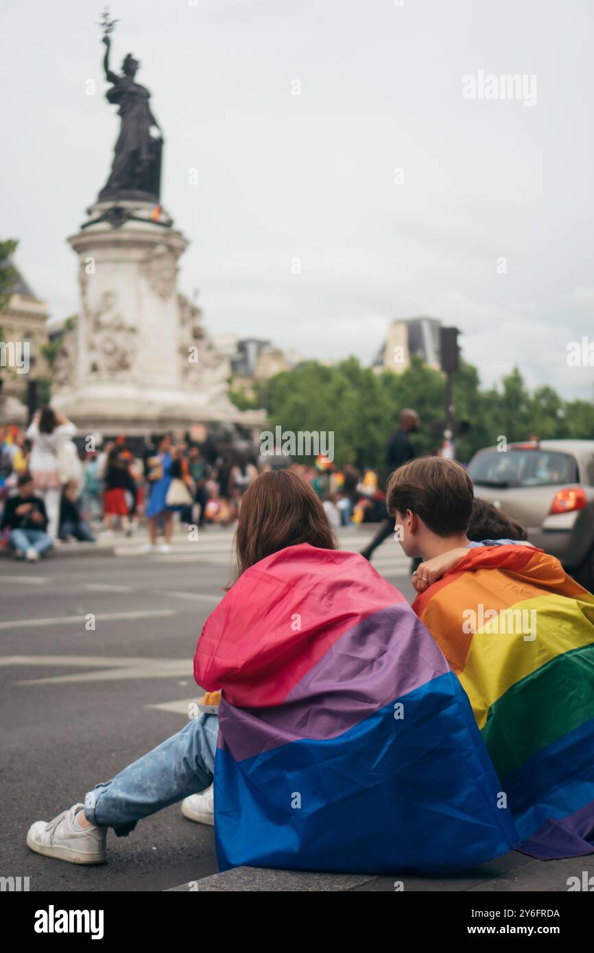 Junge Aktivisten mit Pride Flags während der Gay-Parade in Paris Stockfoto