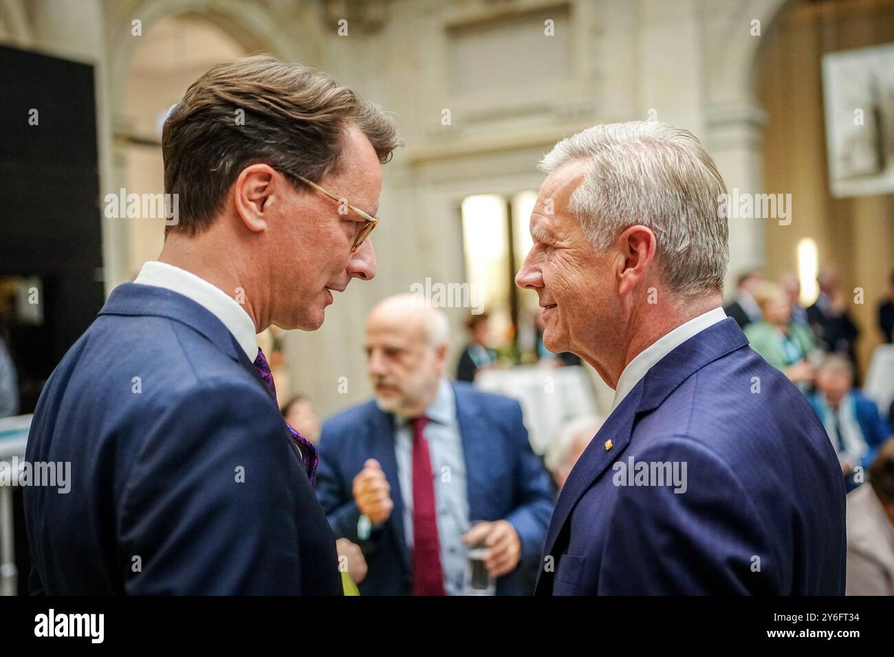 Berlin, Deutschland. September 2024. Hendrik Wüst (CDU), Ministerpräsident von Nordrhein-Westfalen, und Christian Wulf, ehemaliger Bundespräsident, nehmen anlässlich des 70. Geburtstages der ehemaligen Bundeskanzlerin Merkel an einer Sonderdiskussion in Berlin Teil. Quelle: Kay Nietfeld/dpa/Alamy Live News Stockfoto