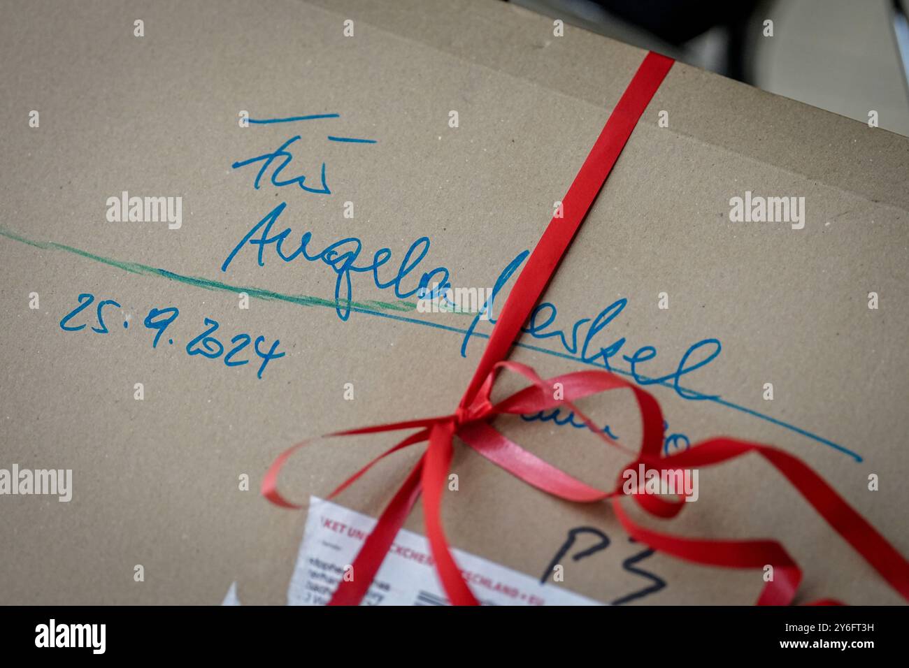 Berlin, Deutschland. September 2024. Ein Geschenk liegt auf einem Stuhl bei der Berliner Sonderdiskussion zum 70. Geburtstag der ehemaligen Bundeskanzlerin Merkel. Quelle: Kay Nietfeld/dpa/Alamy Live News Stockfoto