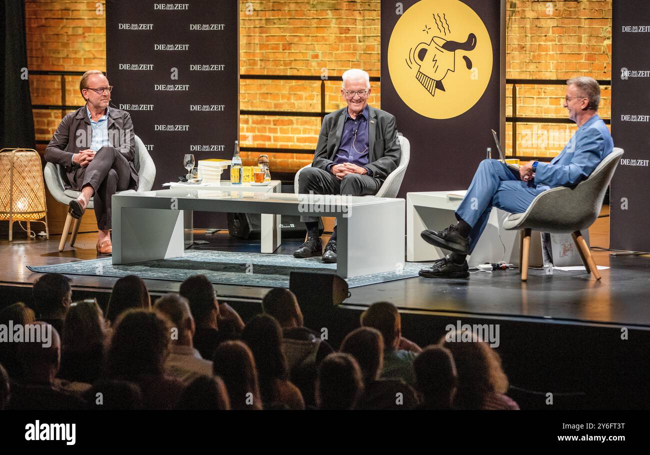 Stuttgart, Deutschland. September 2024. Winfried Kretschmann (Bündnis 90/die Grünen, M), Ministerpräsident Baden-Württembergs, spricht im Interview mit Christoph ADAPT (l), Redaktionsleiter der Zeit, und Jochen Wegner, Chefredakteur der Zeit Online, während des Interview-Podcasts „alles gesagt?“ Von der Wochenzeitung 'die Zeit' im Theaterhaus. Quelle: Christoph Schmidt/dpa/Alamy Live News Stockfoto