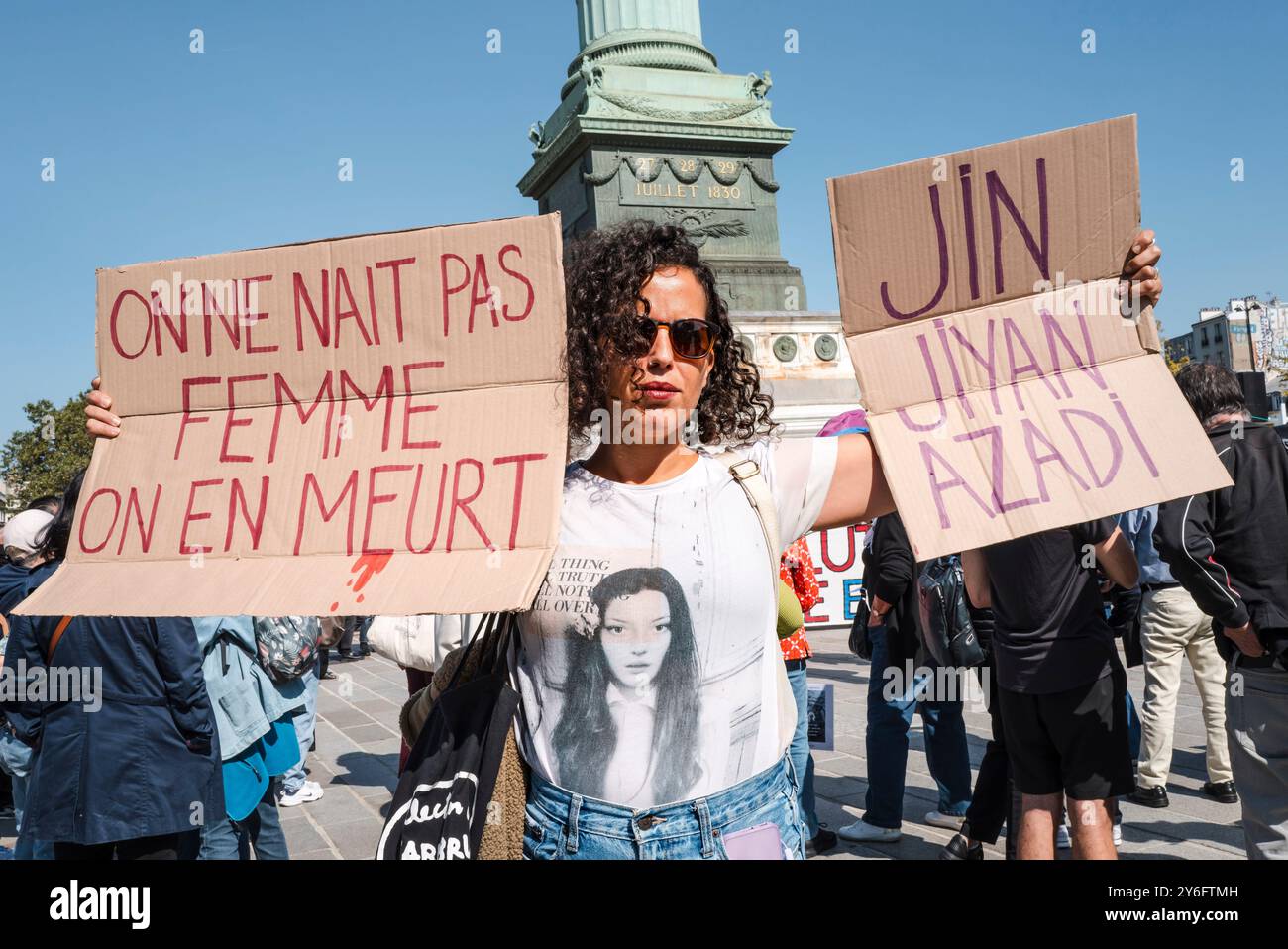 Eine junge Frau mit zwei Plakaten, wir machen keine maite-Frauen, wir sterben an ihnen. Jin Jiyan Azadi. Frau Leben Freiheit. Demonstrationen anlässlich der zwei Jahre seit der Ermordung von Jina Mahsa Amini am 16. September 2022 in Teheran und zur Unterstützung des iranischen Volkes bei seinem Streben nach Freiheit, Säkularismus und Demokratie. Frankreich, Paris, 15. September 2024. Foto: Patricia Huchot-Boissier / Agence DyF. Stockfoto