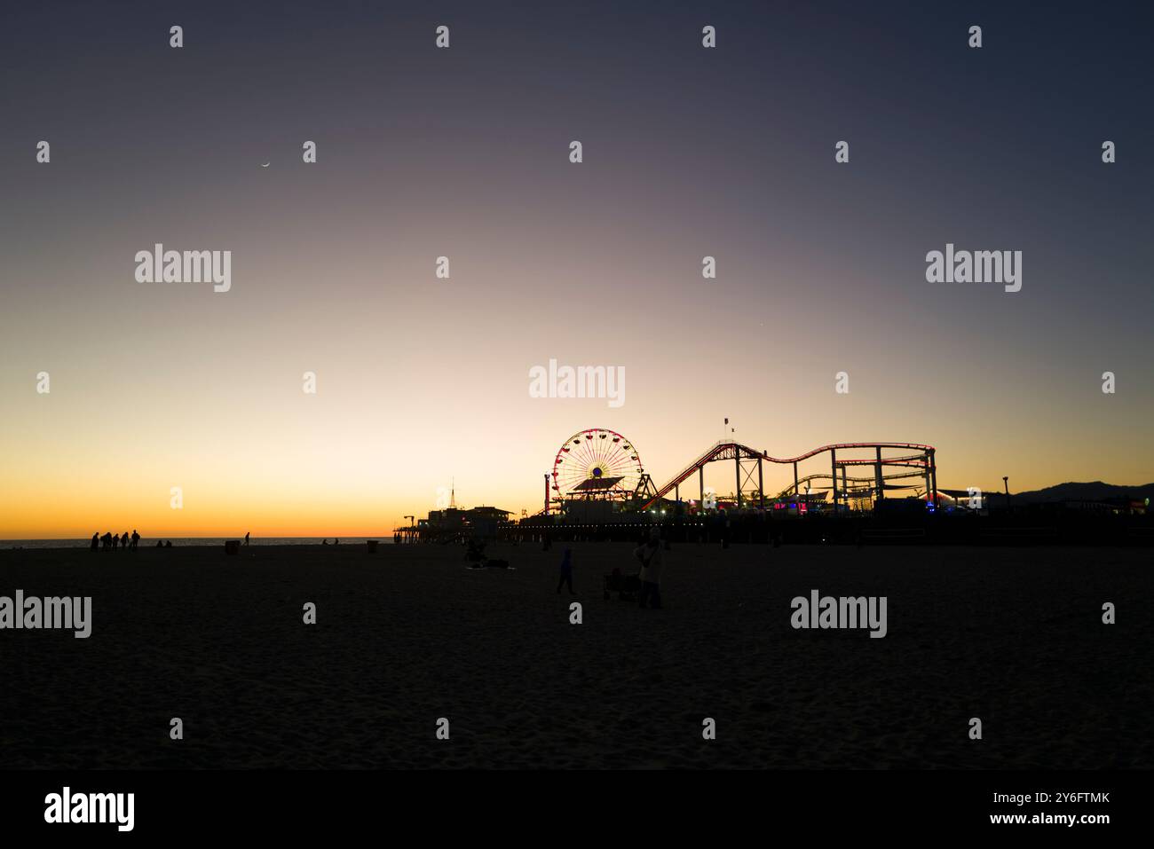 Die Menschenmassen versammeln sich unter dem Schild Santa Monica Yacht Harbor und genießen einen Tag mit Essen im Freien, Sportfischen und Bootstouren entlang der malerischen Uferpromenade. Stockfoto