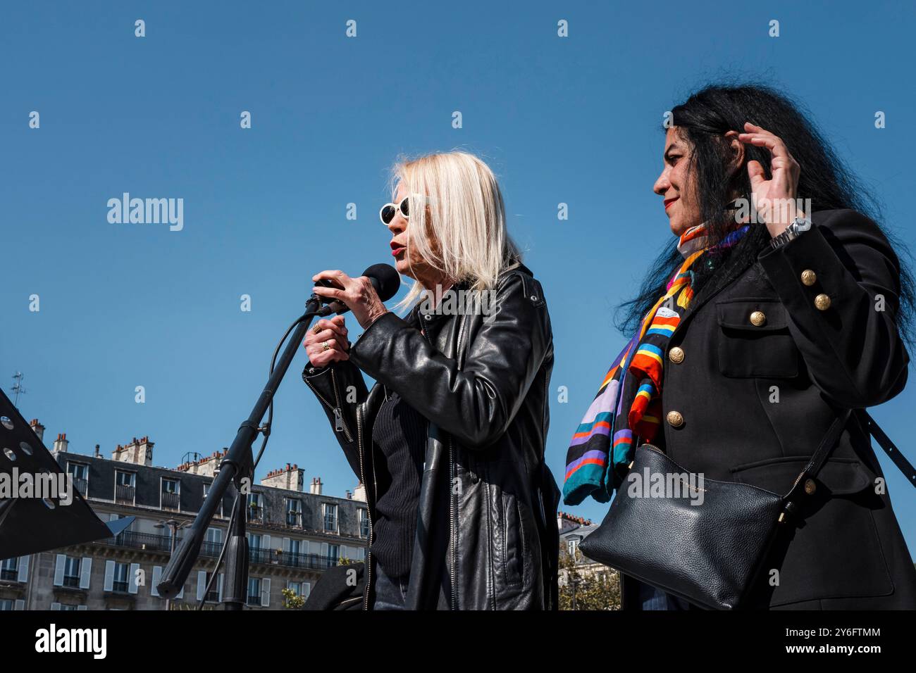 Laure Adler, französische Journalistin, Biografin, Essayistin, Redakteurin Radio- und Fernsehproduzent, Speaks, begleitet von der iranischen Künstlerin Marjane Satrapi. Frau Leben Freiheit. Demonstrationen anlässlich der zwei Jahre seit der Ermordung von Jina Mahsa Amini am 16. September 2022 in Teheran und zur Unterstützung des iranischen Volkes bei seinem Streben nach Freiheit, Säkularismus und Demokratie. Frankreich, Paris, 15. September 2024. Foto: Patricia Huchot-Boissier / Agence DyF. Stockfoto