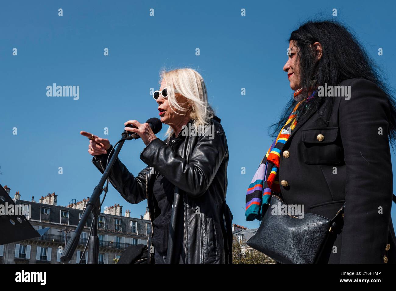 Laure Adler, französische Journalistin, Biografin, Essayistin, Redakteurin Radio- und Fernsehproduzent, Speaks, begleitet von der iranischen Künstlerin Marjane Satrapi. Frau Leben Freiheit. Demonstrationen anlässlich der zwei Jahre seit der Ermordung von Jina Mahsa Amini am 16. September 2022 in Teheran und zur Unterstützung des iranischen Volkes bei seinem Streben nach Freiheit, Säkularismus und Demokratie. Frankreich, Paris, 15. September 2024. Foto: Patricia Huchot-Boissier / Agence DyF. Stockfoto