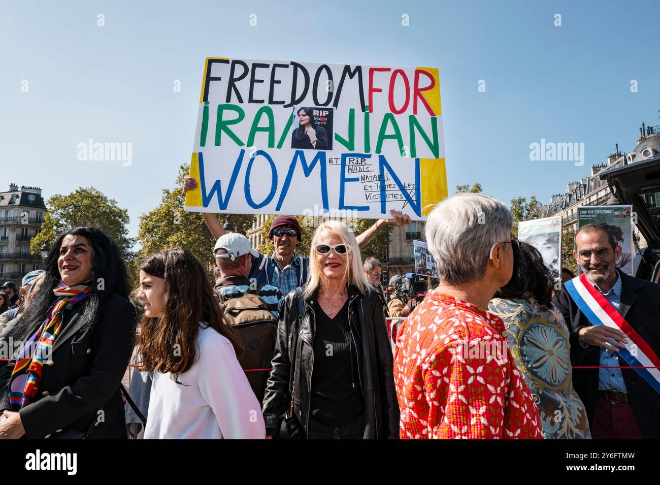 Laure Adler, französische Journalistin, Biografin, Essayistin, Redakteurin Produzent mit Jean-Baptiste Redde - Voltuan und seinem Plakat Free Dom for Iranian Women im Hintergrund. Demonstrationen anlässlich der zwei Jahre seit der Ermordung von Jina Mahsa Amini am 16. September 2022 in Teheran und zur Unterstützung des iranischen Volkes bei seinem Streben nach Freiheit, Säkularismus und Demokratie. Frankreich, Paris, 15. September 2024. Foto: Patricia Huchot-Boissier / Agence DyF. Stockfoto