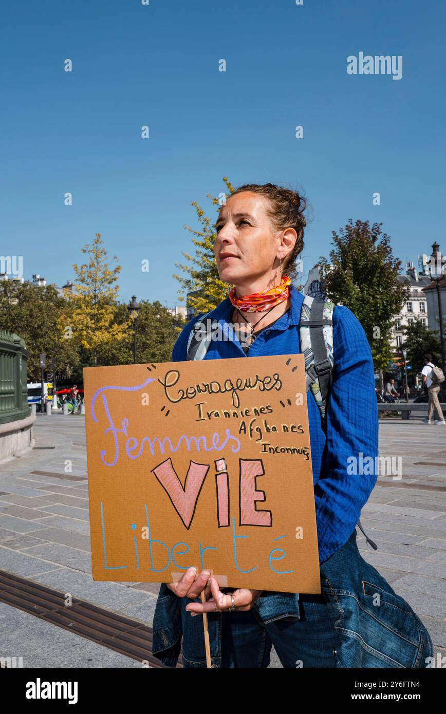 Eine Frau mit einem Plakat, mutige iranische afghanische Frauen unbekannt, Frauen der Freiheit. Frau Leben Freiheit. Demonstrationen anlässlich der zwei Jahre seit der Ermordung von Jina Mahsa Amini am 16. September 2022 in Teheran und zur Unterstützung des iranischen Volkes bei seinem Streben nach Freiheit, Säkularismus und Demokratie. Frankreich, Paris, 15. September 2024. Foto: PPatricia Huchot-Boissier / Agence DyF. Stockfoto