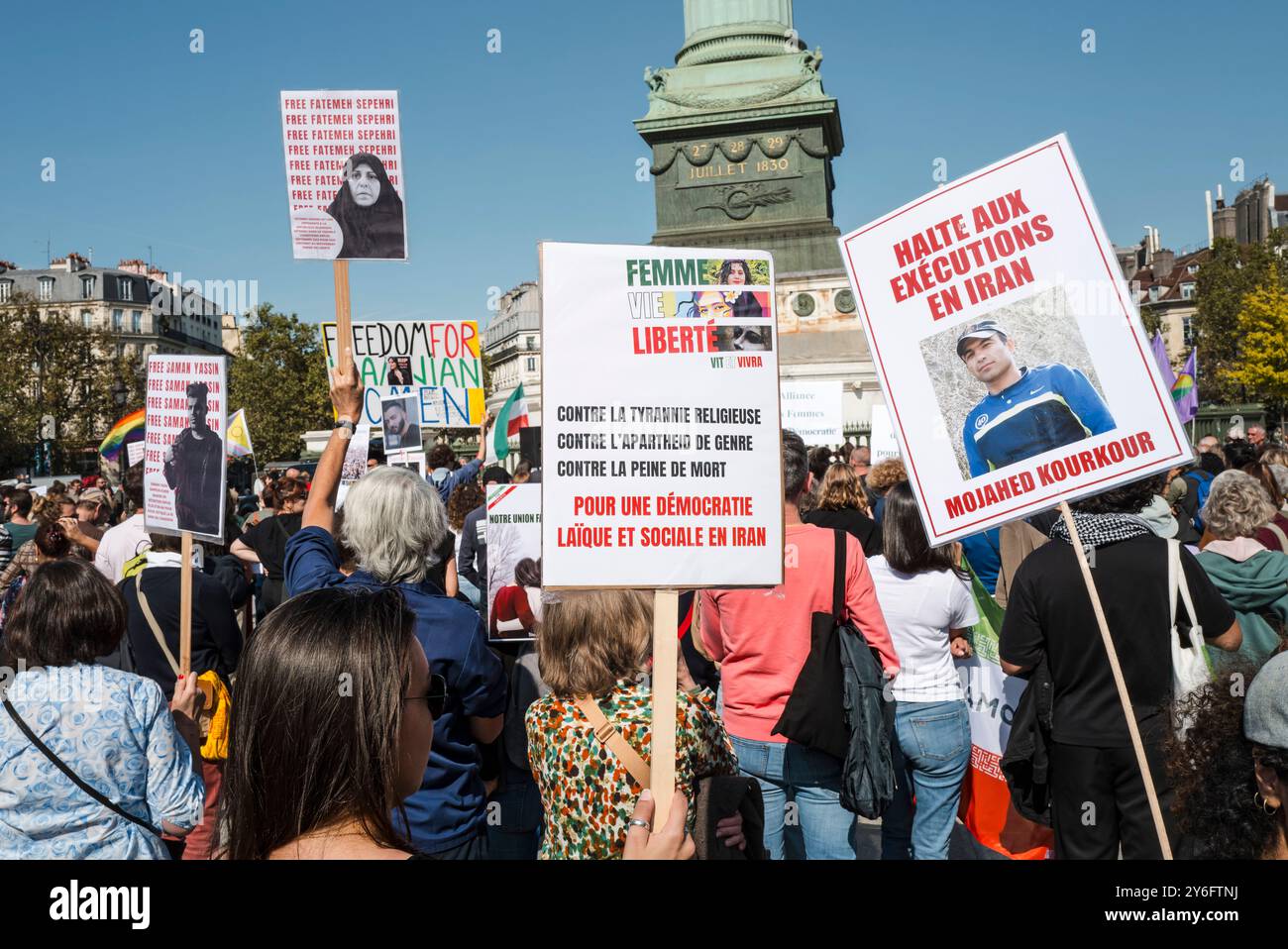 Verschiedene Plakate, stoppt Hinrichtungen im Iran. Für eine säkulare und soziale Demokratie im Iran. Frau Leben Freiheit. Demonstrationen anlässlich der zwei Jahre seit der Ermordung von Jina Mahsa Amini am 16. September 2022 in Teheran und zur Unterstützung des iranischen Volkes bei seinem Streben nach Freiheit, Säkularismus und Demokratie. Frankreich, Paris, 15. September 2024. Foto: Patricia Huchot-Boissier / Agence DyF. Différentes pancartes, Halte aux Exekutions en Iran. Pour une democratie laique et sociale en Iran. Femme Vie Liberte. Manifestationen pour les 2 ans apres le meurtre de Jina Mahsa Amini, le 16 Septembre 2022 a Teheran. Stockfoto