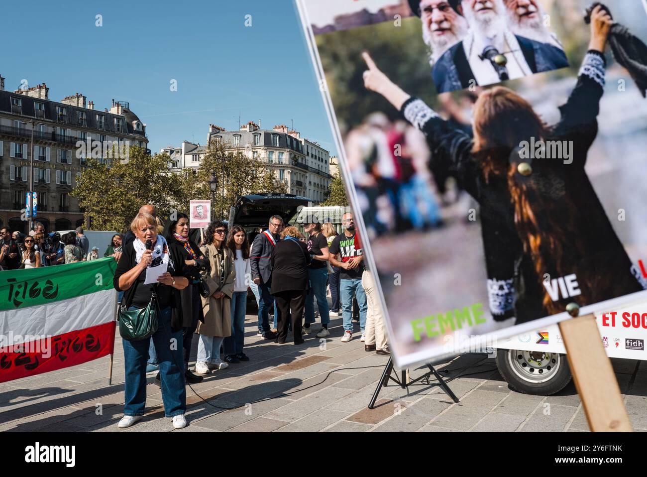 Ich spreche mit einem Vie-Poster im Vordergrund. Frau Leben Freiheit. Demonstrationen anlässlich der zwei Jahre seit der Ermordung von Jina Mahsa Amini am 16. September 2022 in Teheran und zur Unterstützung des iranischen Volkes bei seinem Streben nach Freiheit, Säkularismus und Demokratie. Frankreich, Paris, 15. September 2024. Foto: Patricia Huchot-Boissier / Agence DyF. Stockfoto