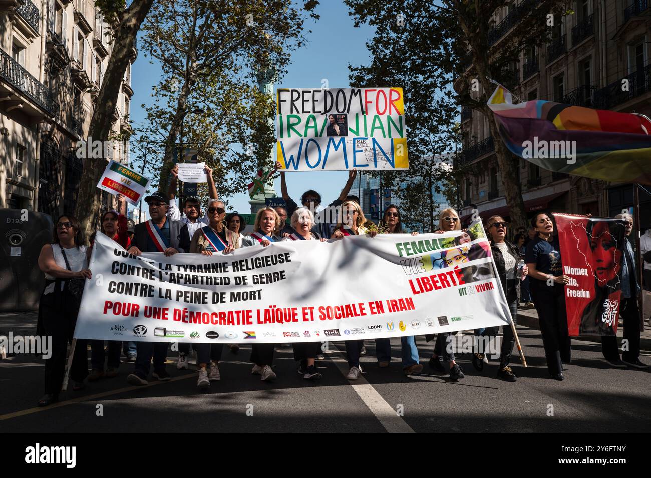 Abkehr der Prozession von Bastille hinter dem Banner der Freiheit des Frauenlebens für eine säkulare und soziale Demokratie im Iran und dem Plakat von Jean-Baptiste Redde - Voltuan, Freie Dame für iranische Frauen. Die Prozession mit Laure Adler, französischer Journalist, Biograf, Essayist, Verleger und Produzent. Die iranische Künstlerin Marjane Satrapi, gewählte Vertreter aus Paris, darunter Genevieve Garriges und Adrien weil. Verbände, Yannick Jadot, Senatorin der EELV für Paris. Elisabeth Nicoli. Genevieve Garriges. Frau Leben Freiheit. Demonstrationen anlässlich der zwei Jahre seit dem Mord an Jina Mahsa Amini. Stockfoto