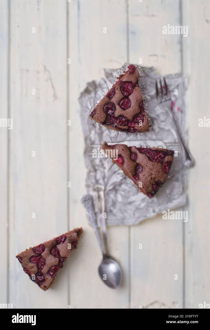 Schokoladenkuchen mit Kirsche. Selektiver Fokus, Tonung, Filter. Stockfoto