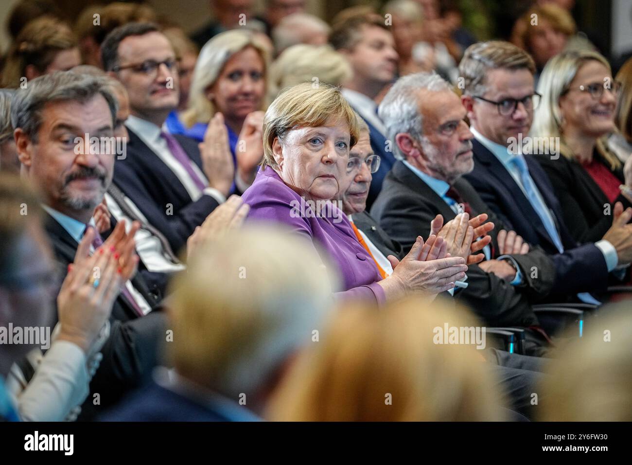 Berlin, Deutschland. September 2024. Angela Merkel und Markus Söder, Premierminister von Bayern und Vorsitzender der CSU, nehmen an einer speziellen Berliner Diskussion zum 70. Geburtstag der ehemaligen Bundeskanzlerin Teil. Quelle: Kay Nietfeld/dpa/Alamy Live News Stockfoto
