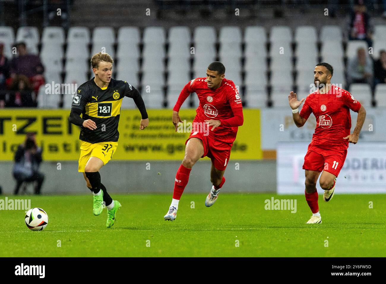 Essen, Deutschland. September 2024. Campbell William Core (Borussia Dortmund II, 37), Jimmy Kaparos (Rot-Wei? Essen, 8), Ramien Safi (Rot-Wei? Essen, 11) 3. Liga: Rot-Wei? Essen - Borussia Dortmund II; Essen, Stadion an der Hafenstraße, 25.09.2024 Credit: dpa/Alamy Live News Stockfoto