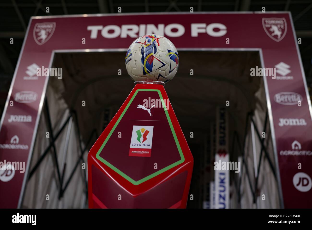 Turin, Italien. September 2024. Der offizielle Matchball sitson vor dem Spiel im Stadio Grande Torino, Turin, steht der Podest mit der Marke Coppa Italia Frecciarossa. Der Bildnachweis sollte lauten: Jonathan Moscrop/Sportimage Credit: Sportimage Ltd/Alamy Live News Stockfoto