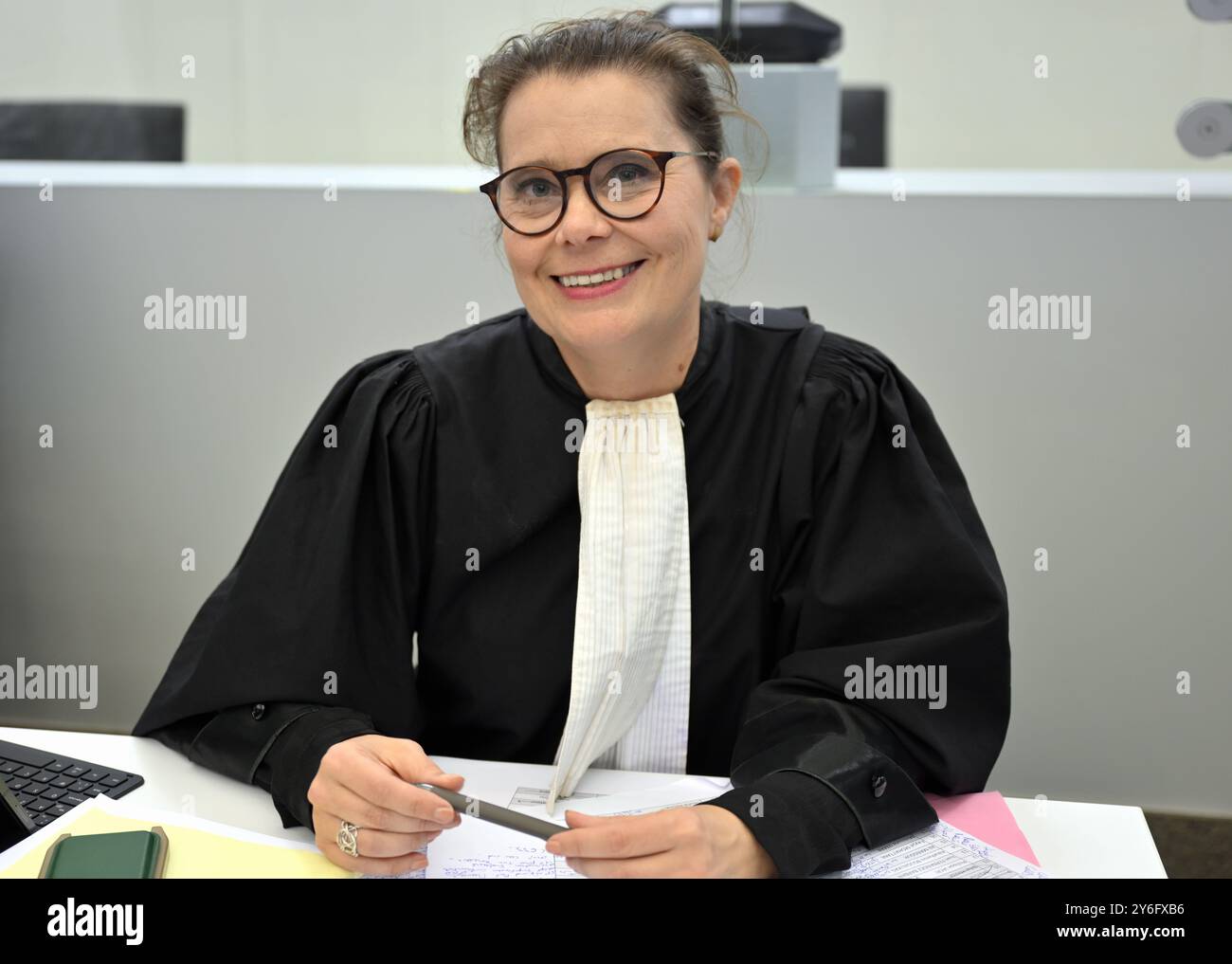 Brüssel, Belgien September 2024. Anwältin Melanie Bosmans, die während der Verfassung der Jury für den M-A Dardour-Prozess vor dem Brüsseler Justitia Assizes Court am Mittwoch, den 25. September 2024, dargestellt wurde. Dardour und zwei weitere Männer werden beschuldigt, die Täter oder Mittäter des Mordes an Soufiane Benali zu sein, einer 23-jährigen, die in der Nacht vom 4-5. Juli 2020 mit einer Maschinenpistole am Place Orban in Forest erschossen wurde. BELGA PHOTO ERIC LALMAND Credit: Belga News Agency/Alamy Live News Stockfoto