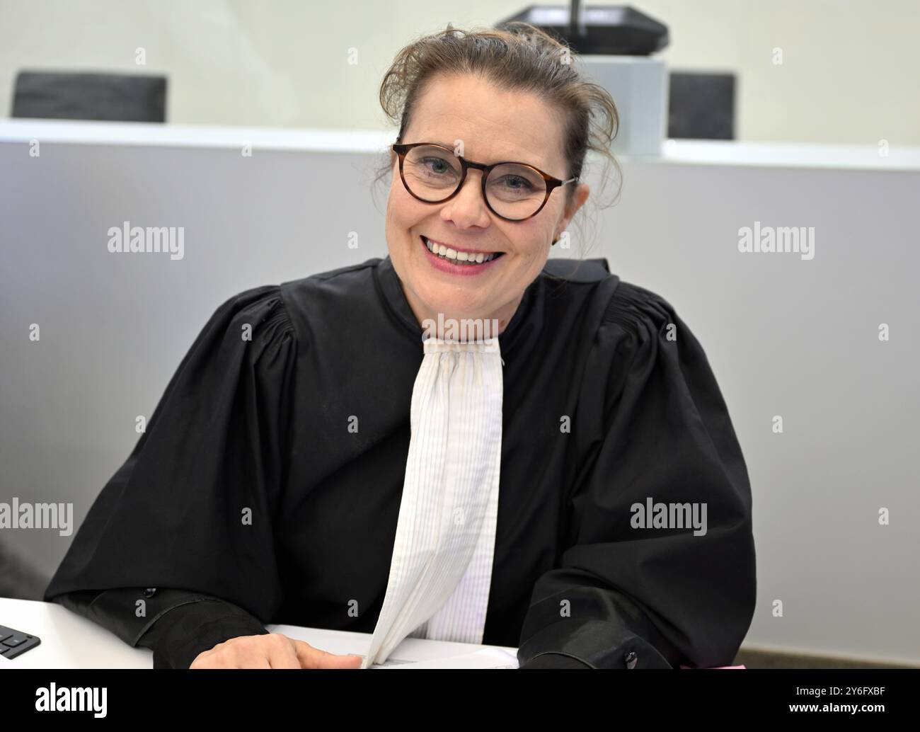 Brüssel, Belgien September 2024. Anwältin Melanie Bosmans, die während der Verfassung der Jury für den M-A Dardour-Prozess vor dem Brüsseler Justitia Assizes Court am Mittwoch, den 25. September 2024, dargestellt wurde. Dardour und zwei weitere Männer werden beschuldigt, die Täter oder Mittäter des Mordes an Soufiane Benali zu sein, einer 23-jährigen, die in der Nacht vom 4-5. Juli 2020 mit einer Maschinenpistole am Place Orban in Forest erschossen wurde. BELGA PHOTO ERIC LALMAND Credit: Belga News Agency/Alamy Live News Stockfoto