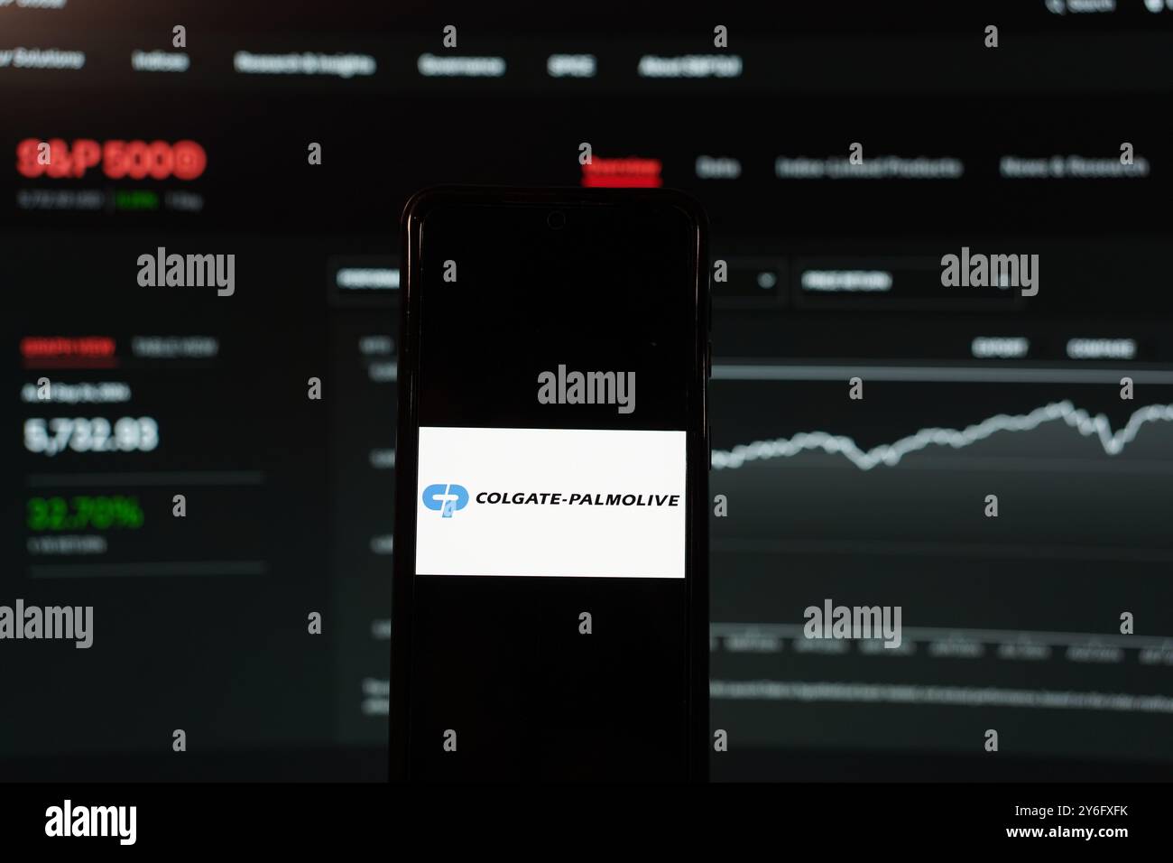 In dieser Fotoabbildung wird ein Colgate-Palmolive Logo auf einem Smartphone mit Hintergrund einer S&P-Index-Website angezeigt. Stockfoto