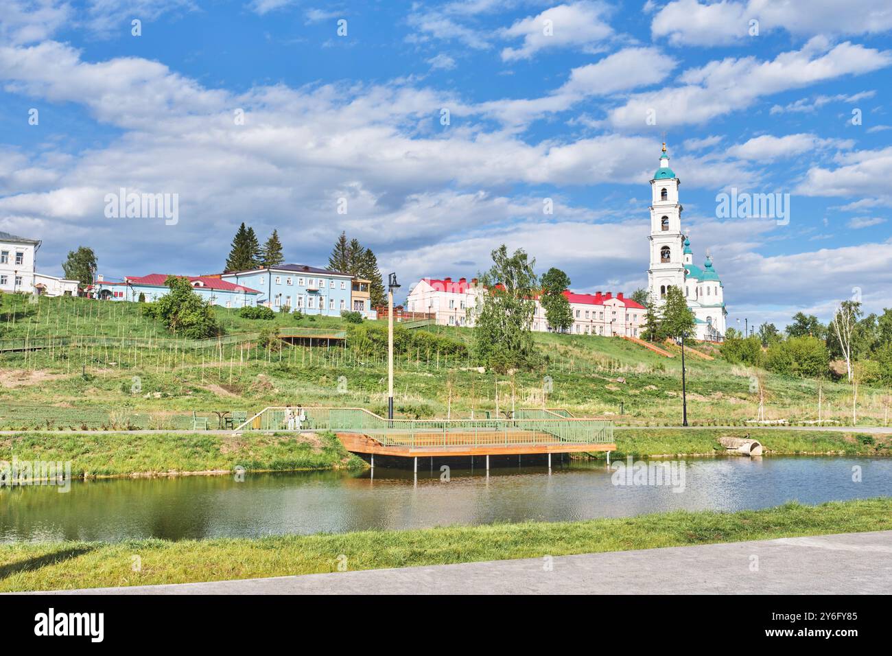 Blick auf Teich und Sehenswürdigkeiten im historischen Teil der Stadt Jelabuga, Tatarstan, Russland. Memorial House - Museum von Shishkin, Spassky Kathedrale. Park of Cult Stockfoto