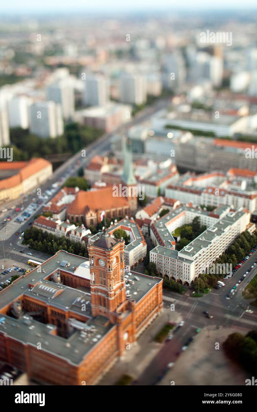 Entdecken Sie Berlins Rathaus und Nikolaikirche von oben und heben Sie ihre einzigartige Architektur in einem pulsierenden Stadtbild hervor. Stockfoto