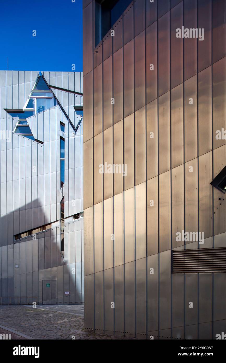 Die markante Architektur des Jüdischen Museums zeichnet sich in Berlin durch moderne Designelemente und historische Bedeutung aus. Stockfoto