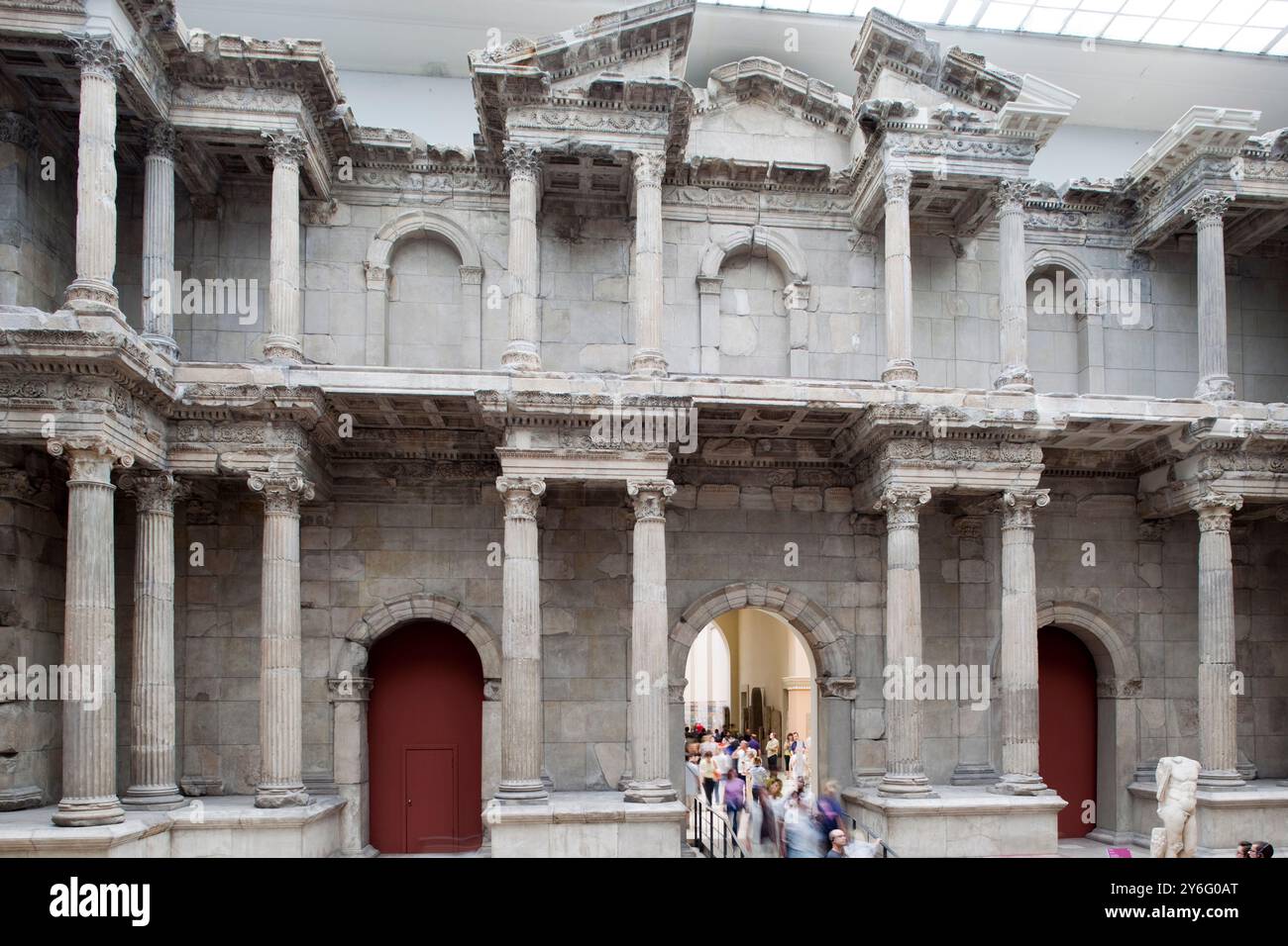 Berlin, 24. Juli 2009, das imposante Markttor von Milet, ein römisches Bauwerk aus dem Jahr 120 n. Chr., zieht Besucher im Pergamonmuseum in Berli an Stockfoto