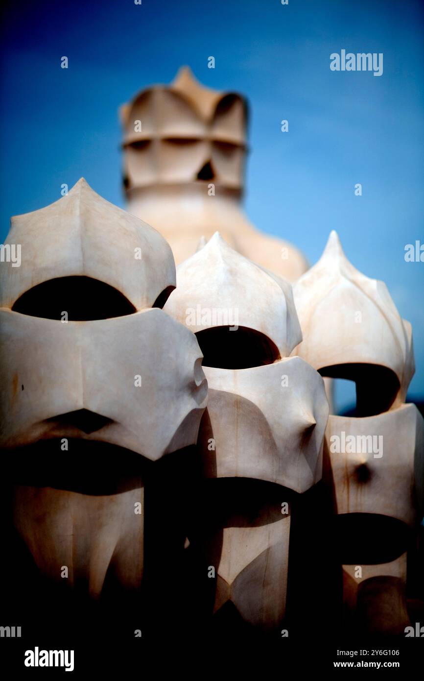 Barcelona, Spanien, 4. September 2008, die einzigartigen Schornsteine auf der Casa Milà zeigen den Gaudís ikonischen architektonischen Stil im lebendigen Passeig de Gràcia in Barcelonas. Stockfoto