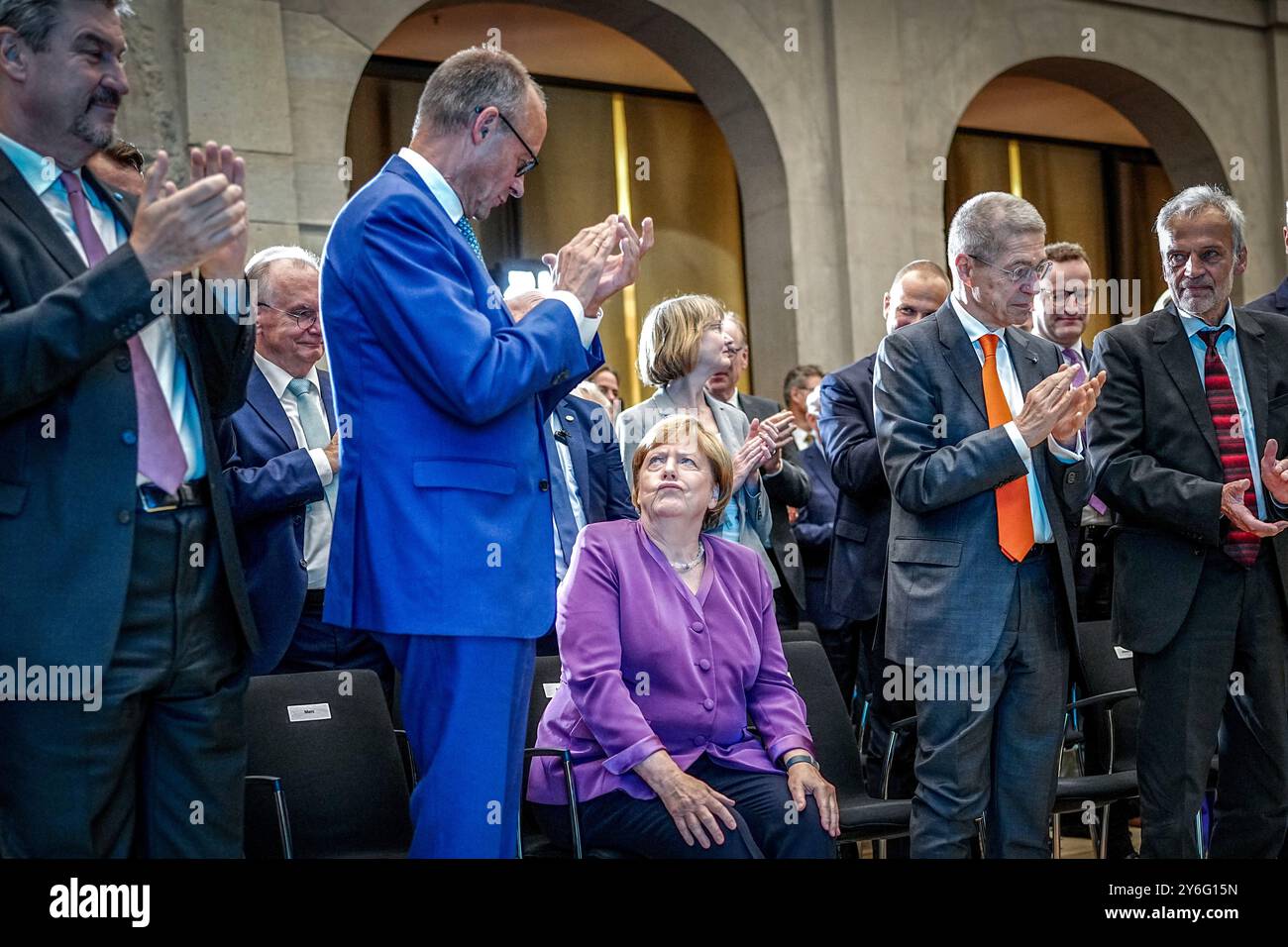 Berlin, Deutschland. September 2024. Angela Merkel (M) nimmt den Beifall von Friedrich Merz (2. V. l.), CDU-Bundesvorsitzender und CDU/CSU-Fraktionsvorsitzender Markus Söder (l), Bayernspräsident und CSU-Vorsitzender Joachim sauer (2. V. l.) und Kunsthistoriker Horst Bredekamp bei der Berliner Diskussionsveranstaltung anlässlich des 70. Geburtstages des ehemaligen Bundeskanzlers entgegen. Quelle: Kay Nietfeld/dpa/Alamy Live News Stockfoto