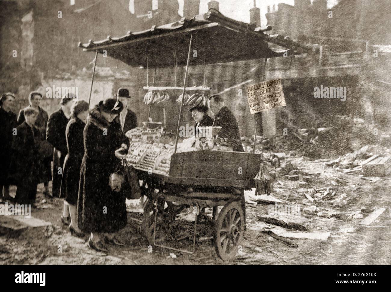 2. Weltkrieg - Einkaufen am Morgen nach einem deutschen Bombenangriff in London im September 1940. - Seconde Guerre mondiale - Shopping le matin après un bombardement allemand à Londres - Septembre 1940. - Zweiter Weltkrieg - Einkaufen am Morgen nach einem deutschen Bombenangriff in London - September 1940. - Stockfoto