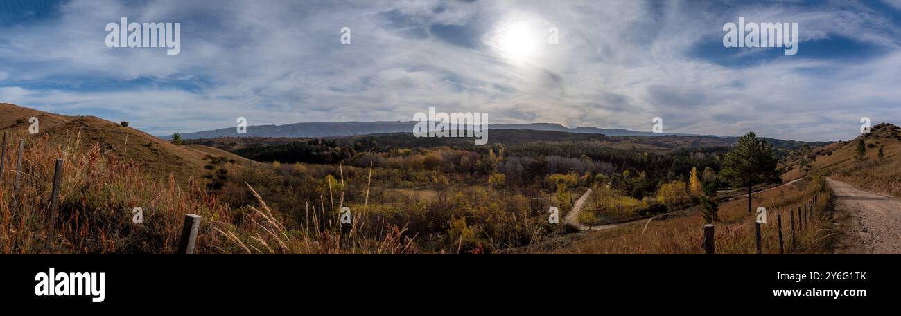 Panoramablick auf eine unbefestigte Straße durch die Landschaft der Wälder von San Miguel de los Rios in Cordoba, Argentinien Stockfoto