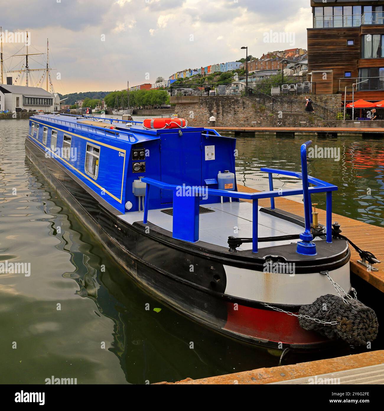 Farbenfrohes schmales Boot, schwimmender Hafen von Bristol, Westen Englands, Großbritannien. 2024 Stockfoto