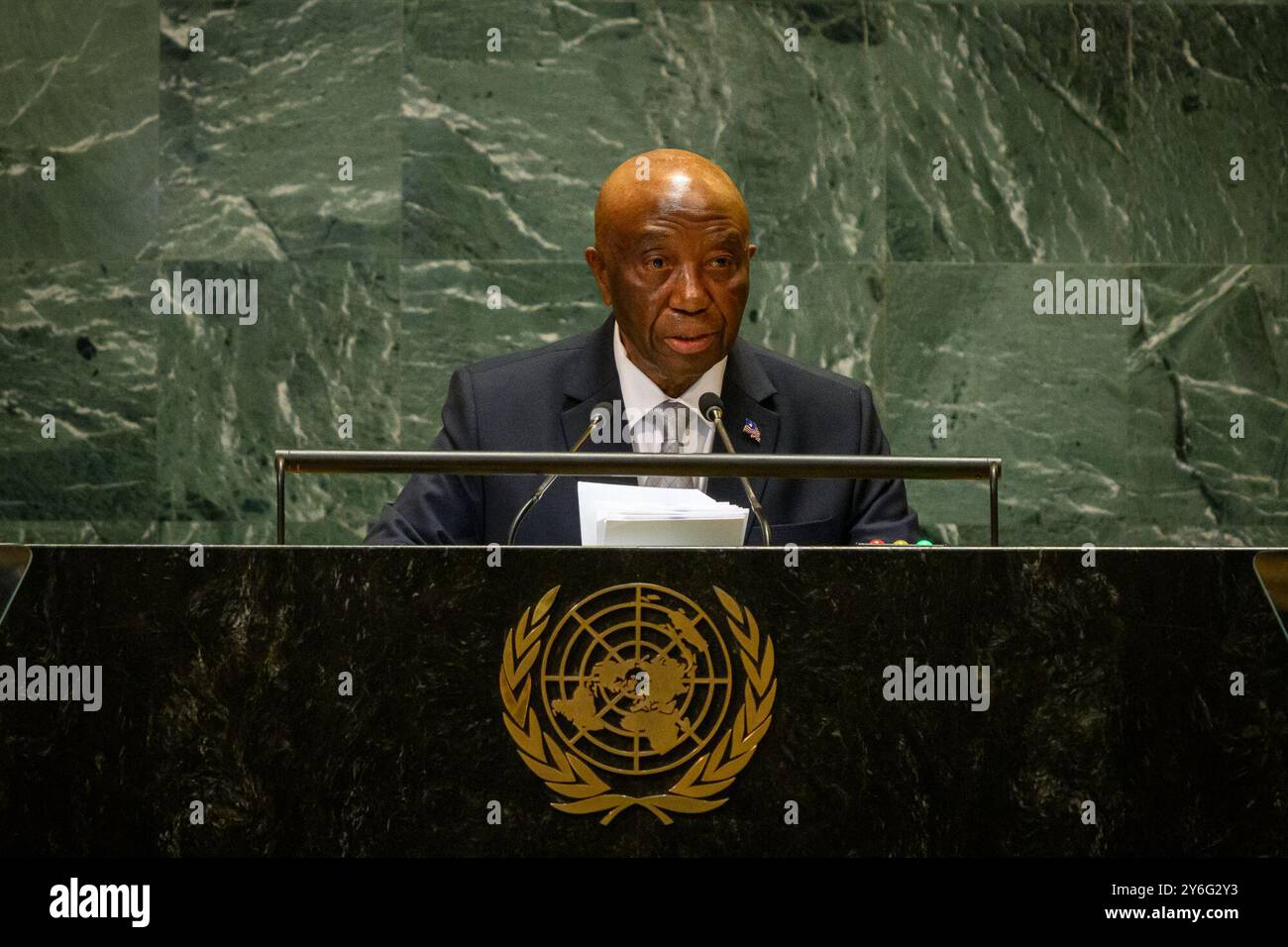 (240925) -- VEREINTEN NATIONEN, 25. September 2024 (Xinhua) -- der liberianische Präsident Joseph Boakai hält am 25. September 2024 eine Rede während der Generaldebatte der 79. Tagung der Generalversammlung der Vereinten Nationen (UNGA) im Hauptquartier der Vereinten Nationen in New York. Angeborene Gier, Unempfindlichkeit gegenüber den Armen, die internationale Drogenepidemie, Geldwäsche, die Dynamik des Klimawandels und die Auswirkungen sozialer Medien müssen uns „zwingen, unseren Ansatz für globalen Frieden und Sicherheit zu überdenken“, sagte der liberianische Präsident Joseph Boakai in der Generaldebatte der 79. Tagung der Generalversammlung der Vereinten Nationen am Mittwoch Stockfoto