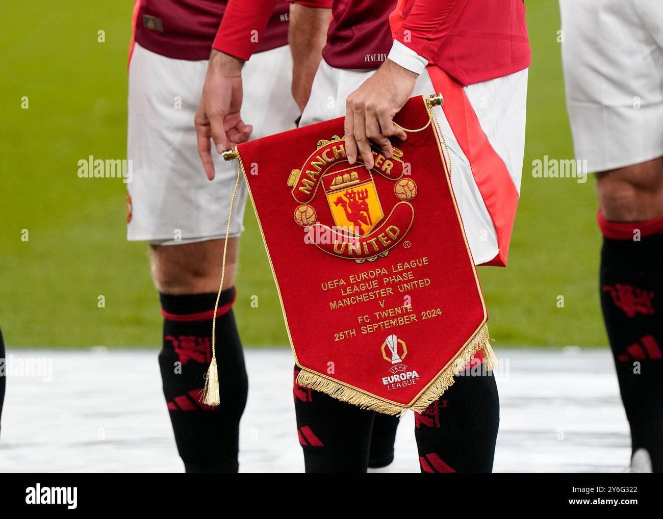 Manchester, Großbritannien. September 2024. Ein Wimpel, der beim Spiel der UEFA Europa League in Old Trafford, Manchester, gegen den FC Twente ausgetauscht wird. Der Bildnachweis sollte lauten: Andrew Yates/Sportimage Credit: Sportimage Ltd/Alamy Live News Stockfoto
