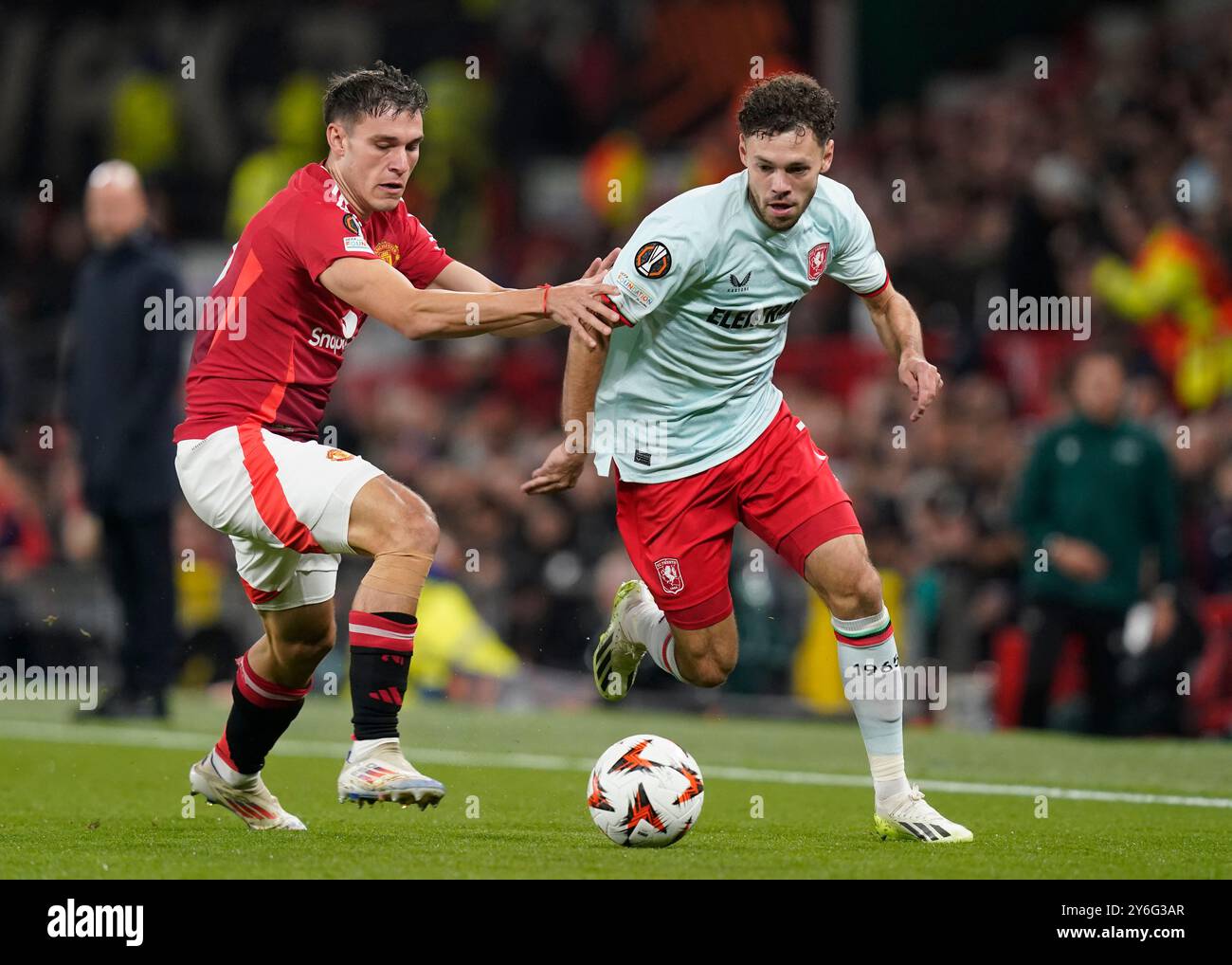 Manchester, Großbritannien. September 2024. Manuel Ugarte von Manchester United bekämpft Twentes Mitchell van Bergen während des Spiels der UEFA Europa League in Old Trafford, Manchester. Der Bildnachweis sollte lauten: Andrew Yates/Sportimage Credit: Sportimage Ltd/Alamy Live News Stockfoto