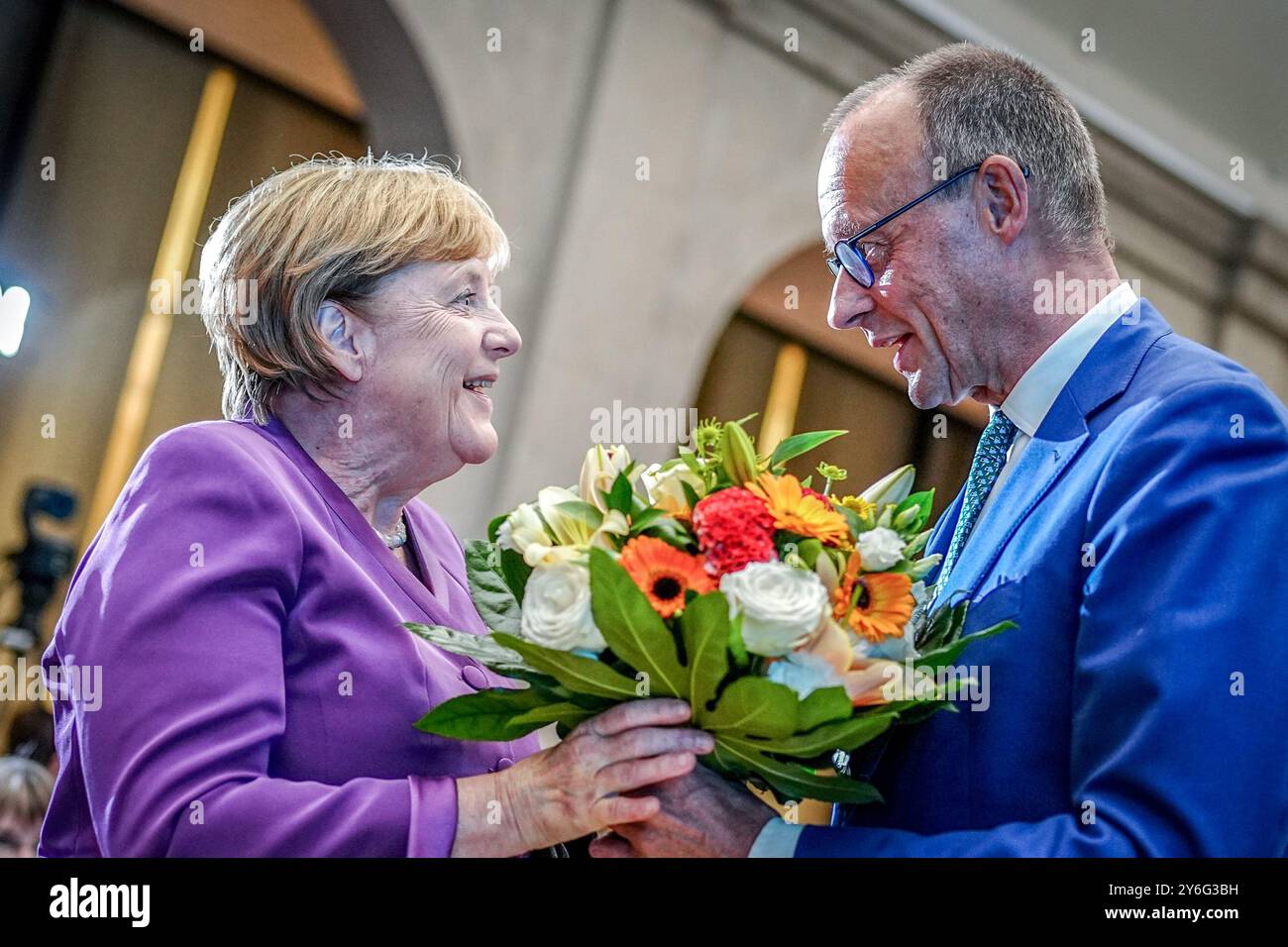 Berlin, Deutschland. September 2024. Friedrich Merz, Bundesvorsitzender der CDU und Fraktionsvorsitzender der CDU/CSU, überreicht Angela Merkel anlässlich des 70. Geburtstages der ehemaligen Bundeskanzlerin einen Blumenstrauß. Quelle: Kay Nietfeld/dpa/Alamy Live News Stockfoto